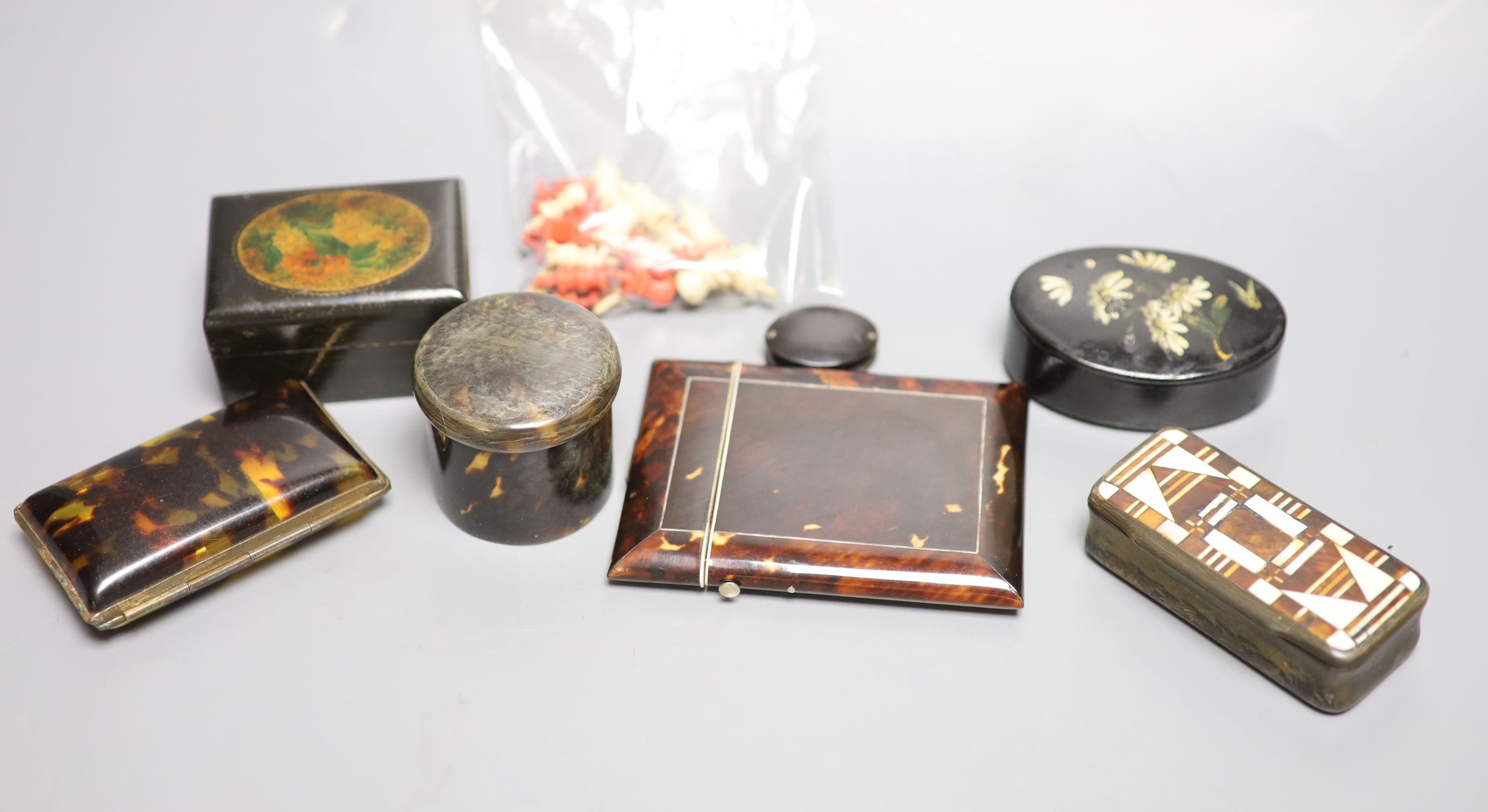 A tortoiseshell card case, a miniature chess set and various boxes, etc.